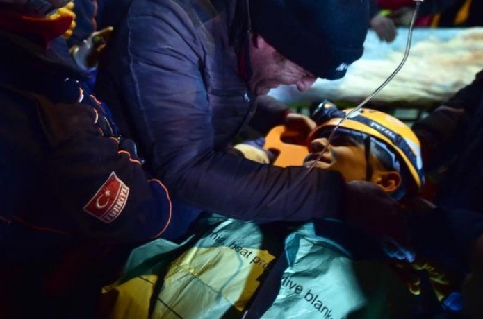 KASKİ ekipleri, 119 saat sonra enkazdan 16 yaşındaki Kamili kurtardı