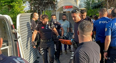 Camide namaz kılan komşusunu öldürdü