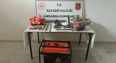 Talas'ta izinsiz kazı yapan 3 zanlı suç üstü yakalandı