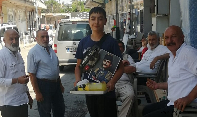 12 yaşındaki çocuk Enver Paşa hayrına ikram dağıttı