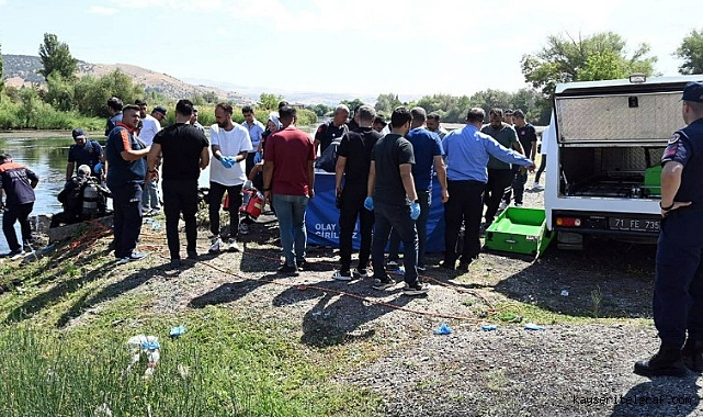 Kızılırmak'a düşen arkadaşını kurtarmak istedi, ikisi de boğuldu