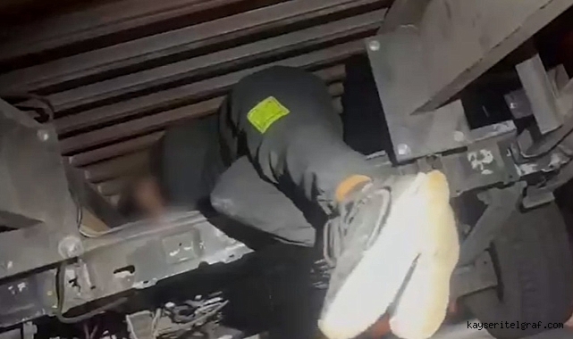 Oto kurtarma aracının gizli bölmesinde 2 kaçak göçmen yakalandı