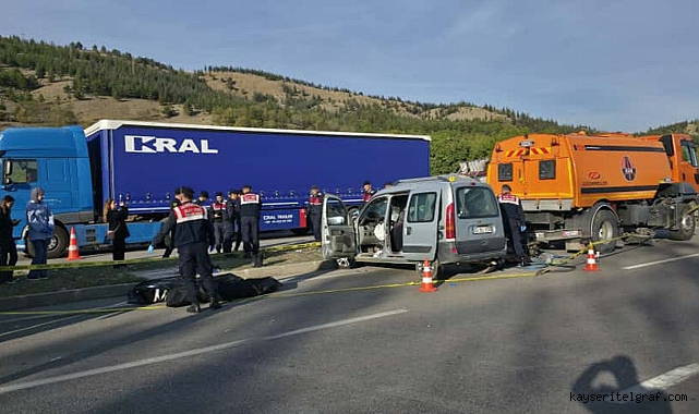 Amasya'da kamyon ile hafif ticari araç çarpıştı; 4 kişi öldü