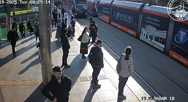 Genç kızı tramvay altında kalmaktan güvenlik görevlisi kurtardı