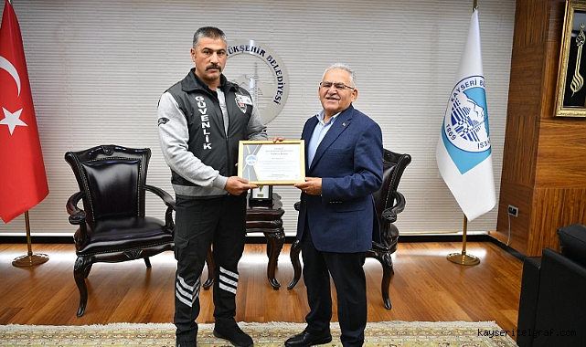 Genç kızı tramvay altında kalmaktan güvenlik görevlisine 'teşekkür belgesi'