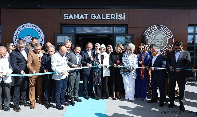 Haseki Eğitim ve Kültür Vakfı Başkanı Neşe Özhaseki'nin sergi ve koleksiyonu açıldı