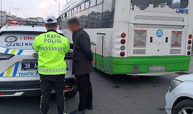 Kucağındaki çocuğa halk otobüsü kullandıran şoförün ehliyetine el konuldu