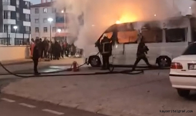 Mithatpaşa'da servis aracı alevlere teslim oldu