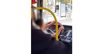 Özel halk otobüsünü kucaktaki çocuk şoför kullandı
