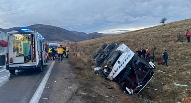 Afyon'da otobüs devrildi; 2 ölü