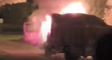 Aynı kişiye ait iki araçta yandı