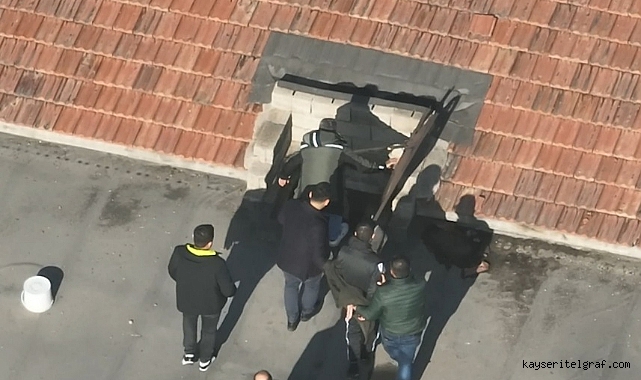 Babasını bıçaklayarak öldüren zanlı işyeri çatısında yakalandı