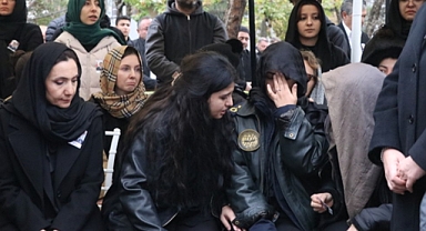 Eşi, şehidimizi üniformasıyla uğurladı