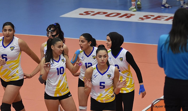 KVK Voleybol evinde mağlup oldu