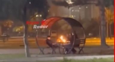 Parkta kamelyayı ateşe veren 3 çocuk yakalandı