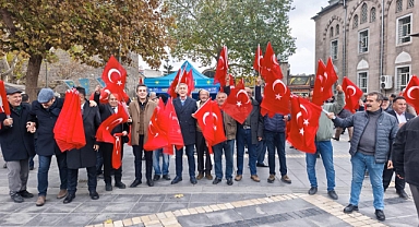 İyi Partililer 'Terörsüz Türkiye'ye tepki olarak bayrak dağıttı