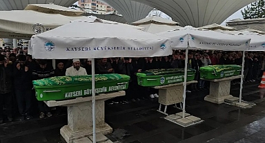 Kazada hayatını kaybeden anne, oğlu ve kızı toprağa verildi