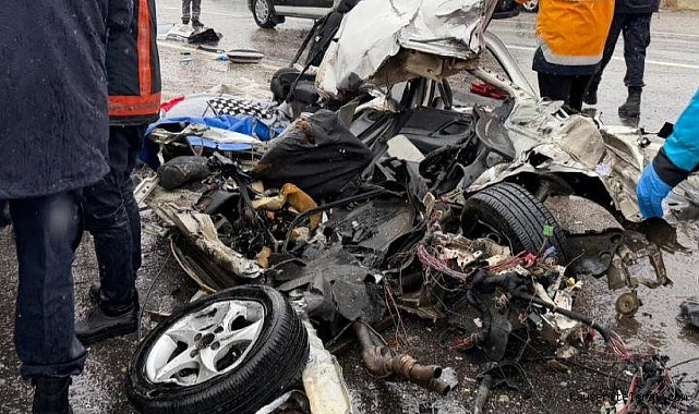 Adıyaman'da otomobil hurdaya döndü; 3 ölü