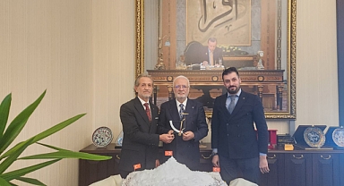 Ak Parti Genel Başkanvekili Elitaş'a terazi ve Erciyes pastası hediyesi