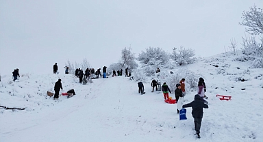 'Beleş Tepe'de kayak keyfi sürüyor