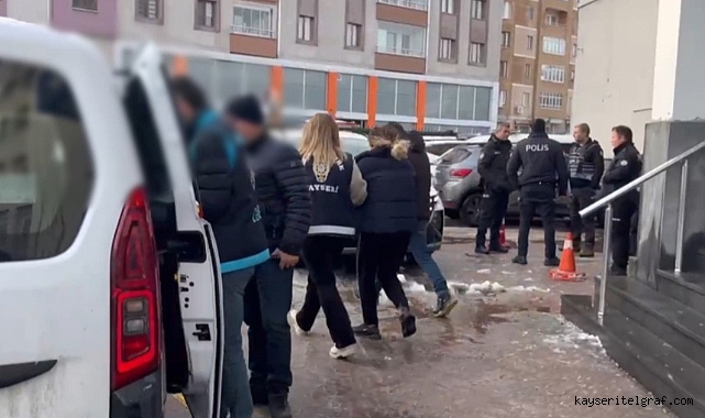 İş adamları ile birlikte olup şantaj yapan iki kadın tutuklandı