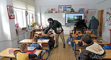 Talas Belediyesi kırsaldaki öğrencilere ayakkabı dağıttı