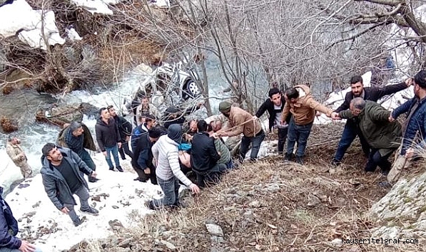 Bitlis'te virajı alamayan araç dere yatağına uçtu; 3 ölü