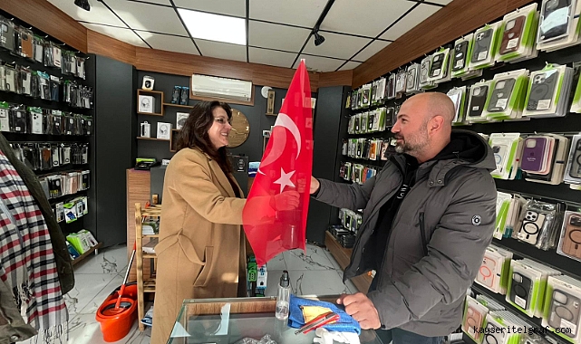 CHP İl Başkanı Özer Yahyalı'da bayrak dağıttı