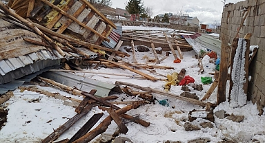 Develi’de şiddetli rüzgar besi işletmesinin çatısını uçurdu 