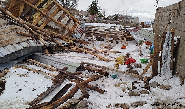 Develi’de şiddetli rüzgar besi işletmesinin çatısını uçurdu