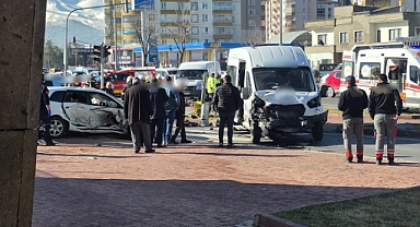 Esenyurt'ta servis ile otomobil çarpıştı: 14 yaralı 