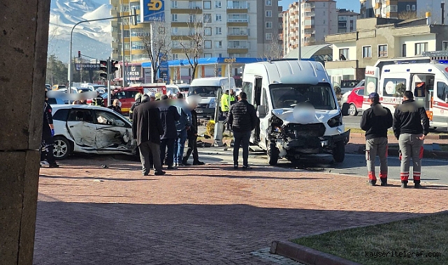 Esenyurt'ta servis ile otomobil çarpıştı: 14 yaralı