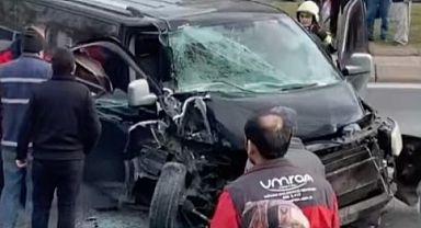 Halk otobüsü ile minibüsün karıştığı kazada 3 kişi yaralandı 