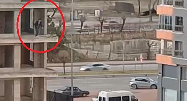 İntihar girişiminde bulunan şahıs, kendisini ikna etmeye çalışanlara taş fırlattı 