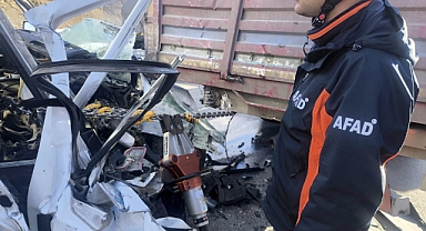 Kayseri-Malatya yolunda öğrenci servisi TIRla çarpıştı; 1 ölü, çok sayıda yaralı var