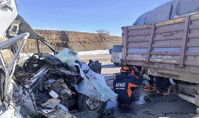 Kayseri-Malatya yolunda öğrenci servisi TIRla çarpıştı; 1 ölü, çok sayıda yaralı var