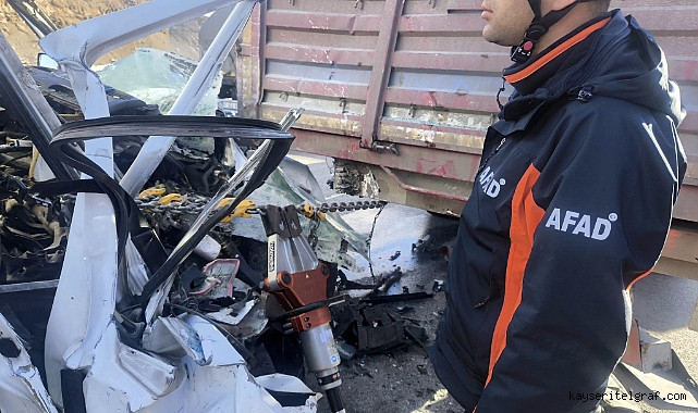 Kayseri-Malatya yolunda öğrenci servisi TIRla çarpıştı; 1 ölü, çok sayıda yaralı var