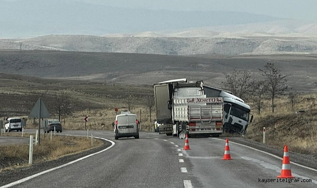 Kayseri–Nevşehir yolunda TIR makasladı