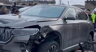 Meydanda otomobil yayalara çarptı: 5 yaralı