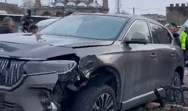 Meydanda otomobil yayalara çarptı: 5 yaralı