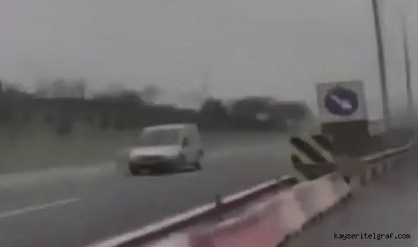 Otomatik pilotta giden Tesla karşı şeride geçip dehşet saçtı