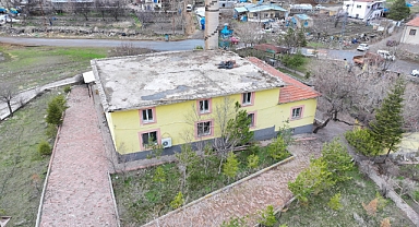 Özdoğan, Karpuzsekisi'nde çatısı uçan camide incelemelerde bulundu