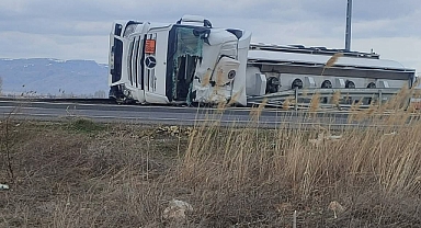 Sarıoğlan'da akaryakıt yüklü tanker devrildi