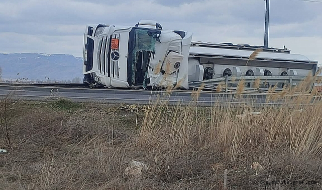 Sarıoğlan'da akaryakıt yüklü tanker devrildi