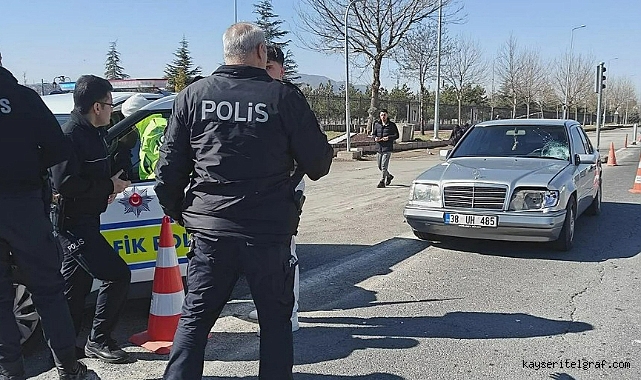 Talas Bulvarı'nda kaza, genç kız ağır yaralandı