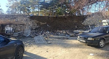 Yahyalı’da istinat duvarı çöktü 