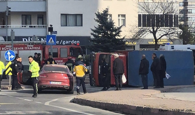 Yıldırım Beyazıt'ta kamyon yan yattı