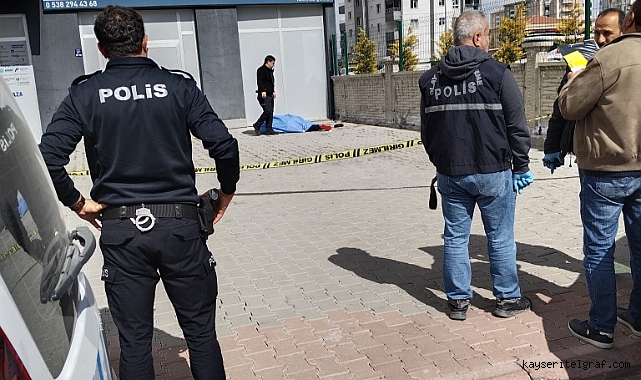 3'üncü kattan düşen yaşlı adam hayatını kaybetti