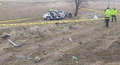 Bayram tatili için yola çıkan ailede anne-baba öldü; çocuklar ağır yaralı