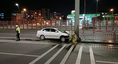 Çevreyolda araç direğe çarptı